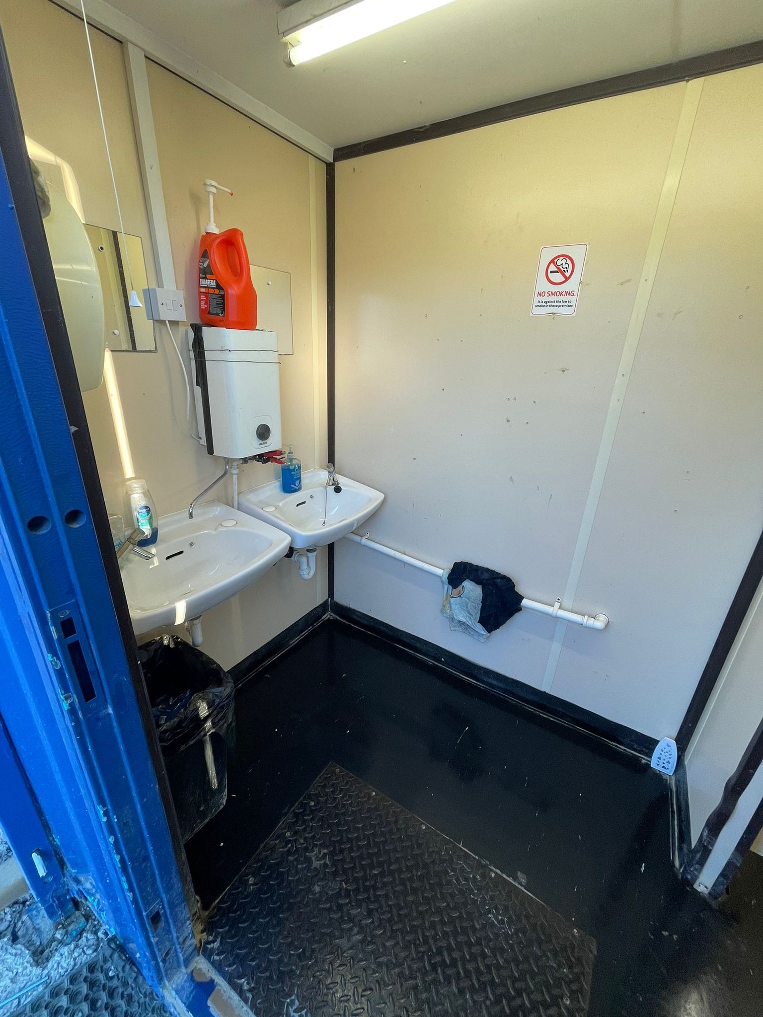 Site welfare unit sinks and basins cleaned as part of a commercial cleaning contract