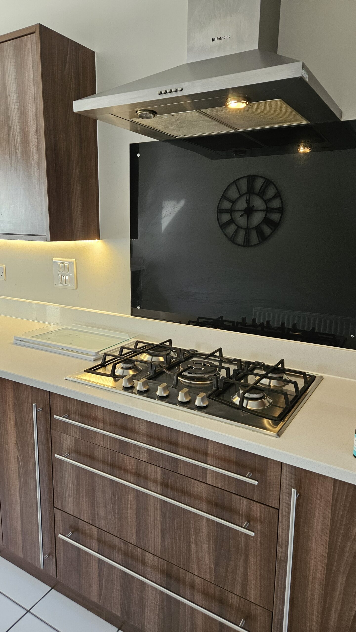 Gas hob, extractor hood and glass splashback degreased during an end of tenancy clean